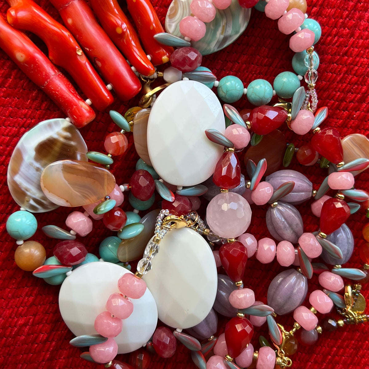 Collares rojos y rosas · Colección Luz