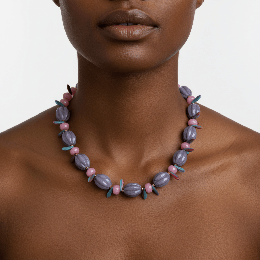 Collar corto artesanal de piedras semipreciosas en tonos morados y rosas, joyería piedras semipreciosas de Tienda.