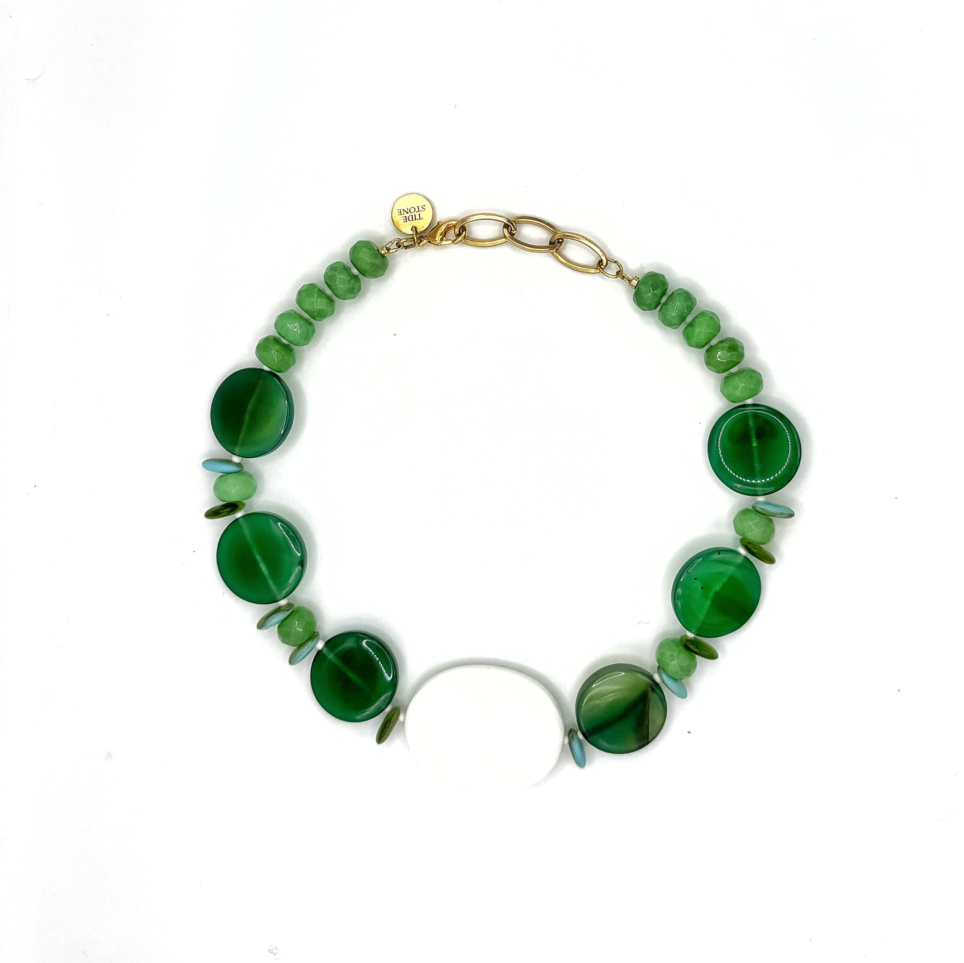 Collar Nácar artesanal de piedras semipreciosas verdes y nácar con cierre dorado — TIDE STONE España