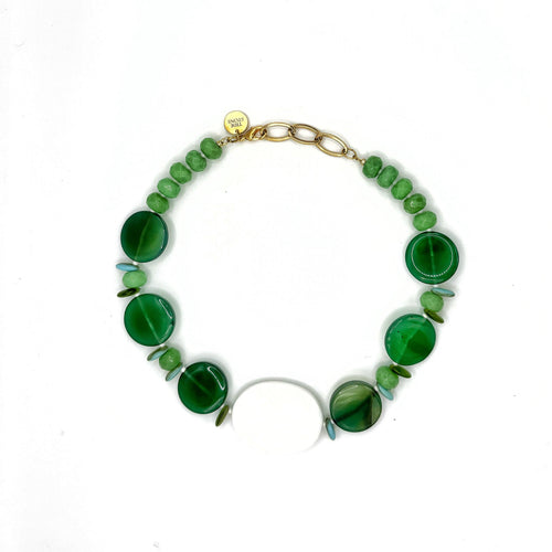 Collar Nácar artesanal de piedras semipreciosas verdes y nácar con cierre dorado — TIDE STONE España