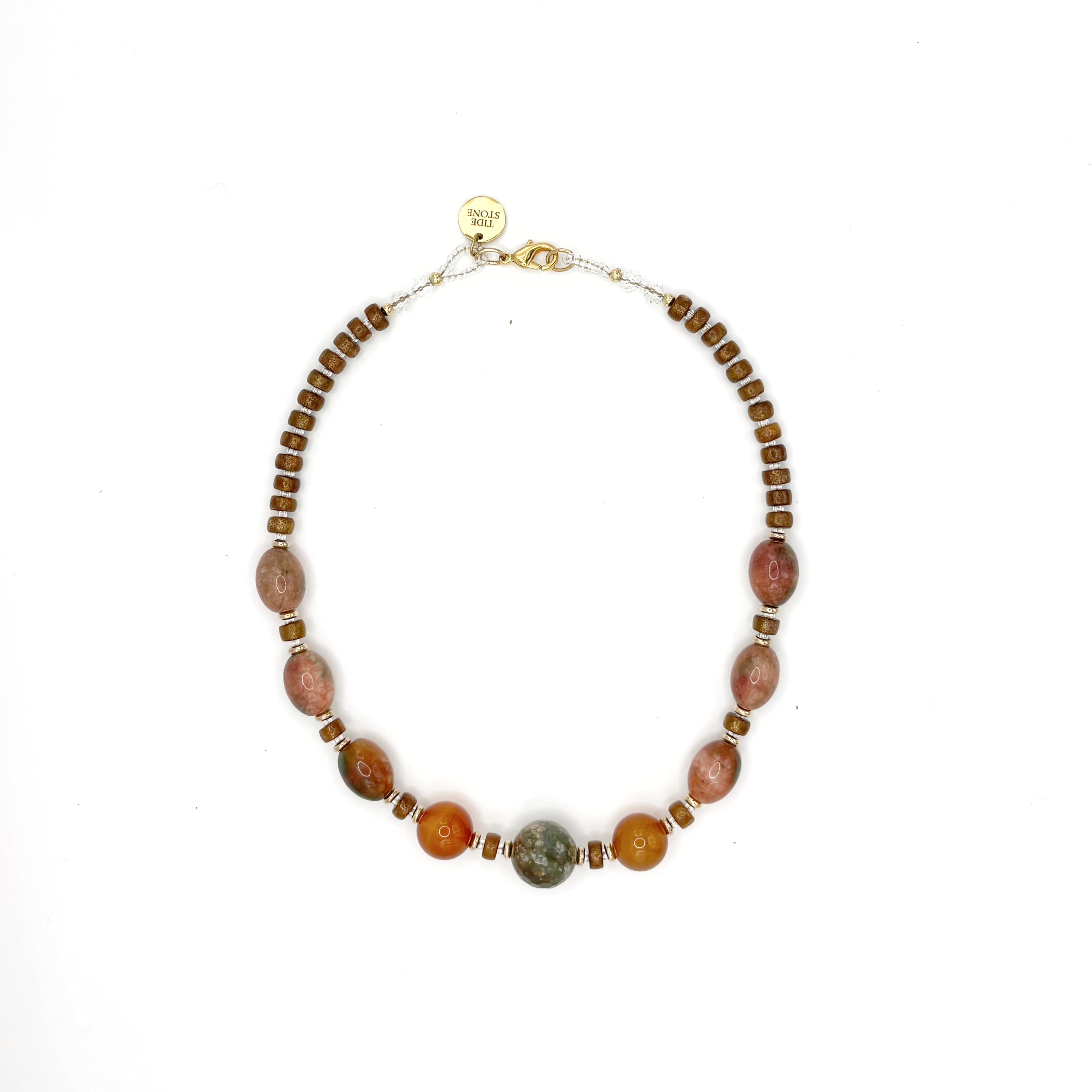 Collar Terranova – TideStone, collar artesanal de unakita multicolor rosa salmón y madera dorada hecho a mano en España