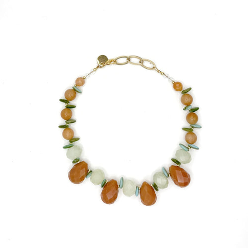 Collar Poncha – TideStone, collar artesanal de piedra luna naranja melocotón y cuarzo verde agua hecho a mano en España