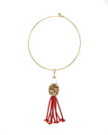 Collar Fanal – TideStone, gargantilla artesanal dorada con colgante de coral rojo, bola blanca y madera tallada hecha a mano en España