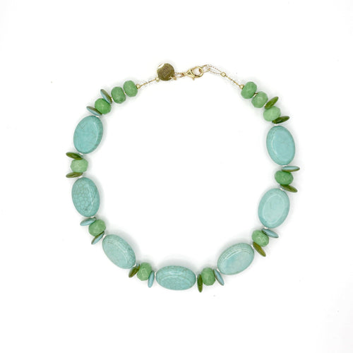 Collar Cíes artesanal de jade y turquesa en tonos verdes y azul transparente — TIDE STONE España