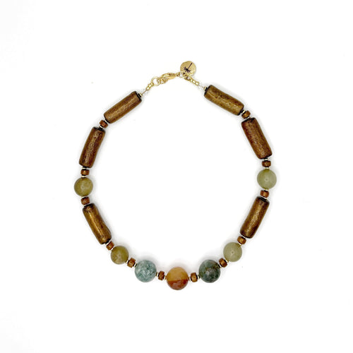 Collar Manglares artesanal de jade, coral y bambú en tonos verdes y marrones — TIDE STONE España