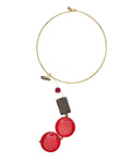 Collar Farallón – TideStone, gargantilla artesanal dorada con discos de coral rojo y madera oscura hecha a mano en España