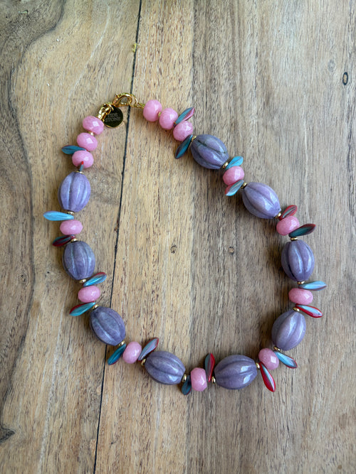 Collar corto artesanal de piedras semipreciosas moradas y rosas, cuentas facetadas y lisas, cierre metálico, Joyería Piedras .