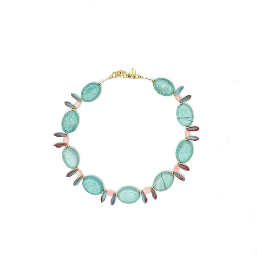 Collar Cala artesanal de turquesa y coral bambú en tonos verdes y rosas — TIDE STONE España