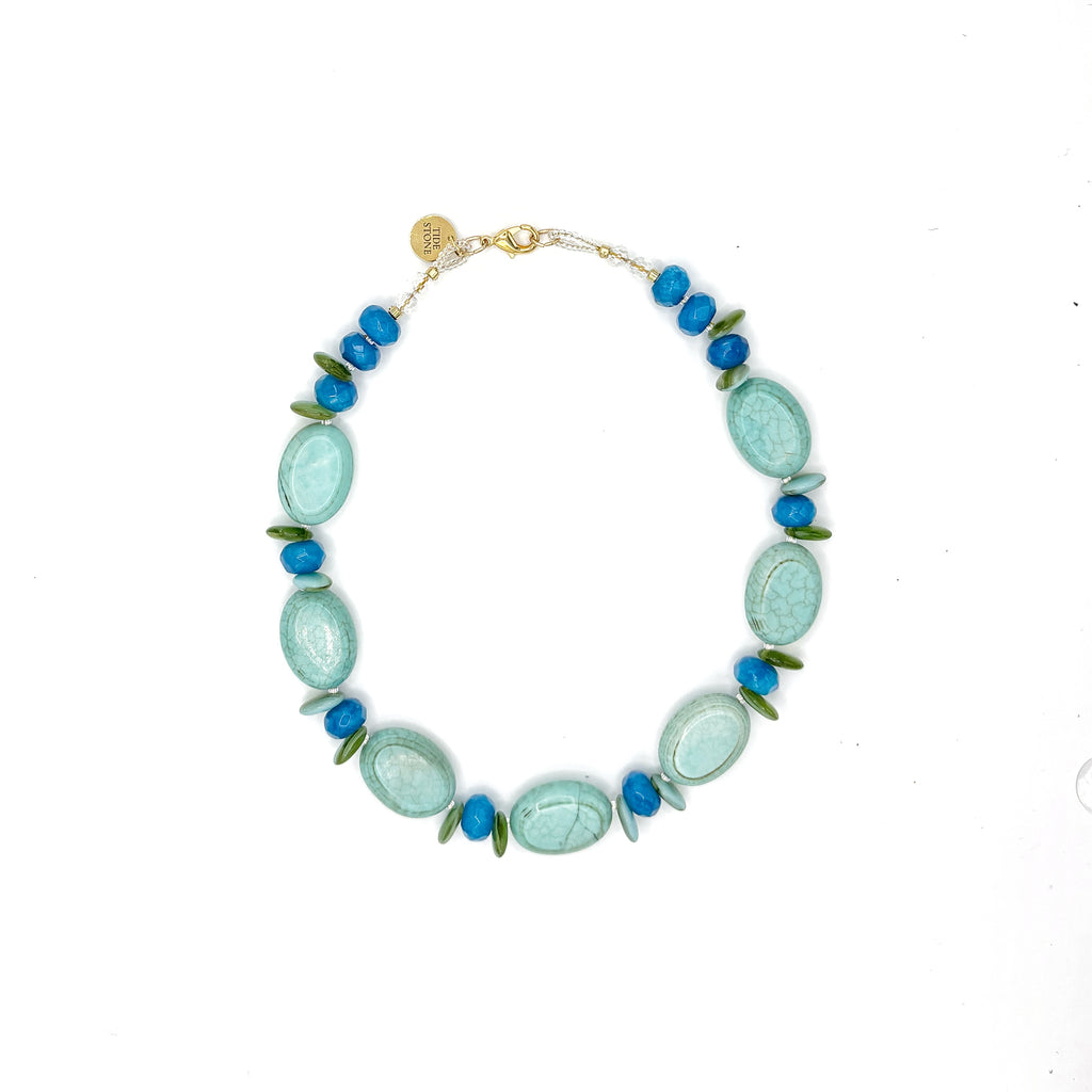Collar Horizonte artesanal de turquesa y cristal en tonos azules y verdes — TIDE STONE España