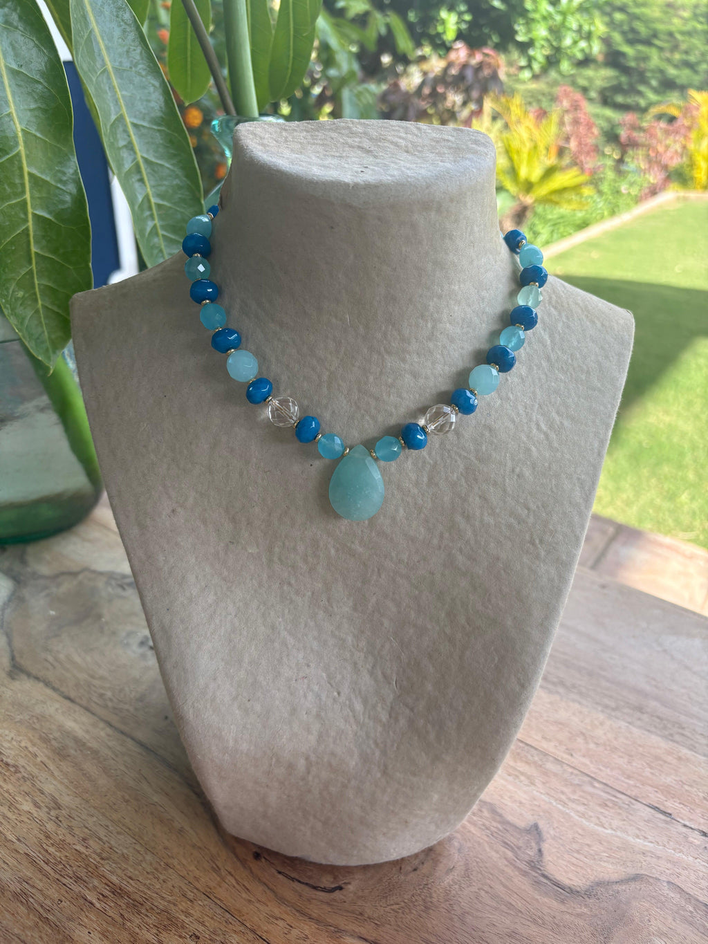Collar corto artesanal de piedras semipreciosas celestes con gota azul claro, joyería piedras semipreciosas de La Tienda.