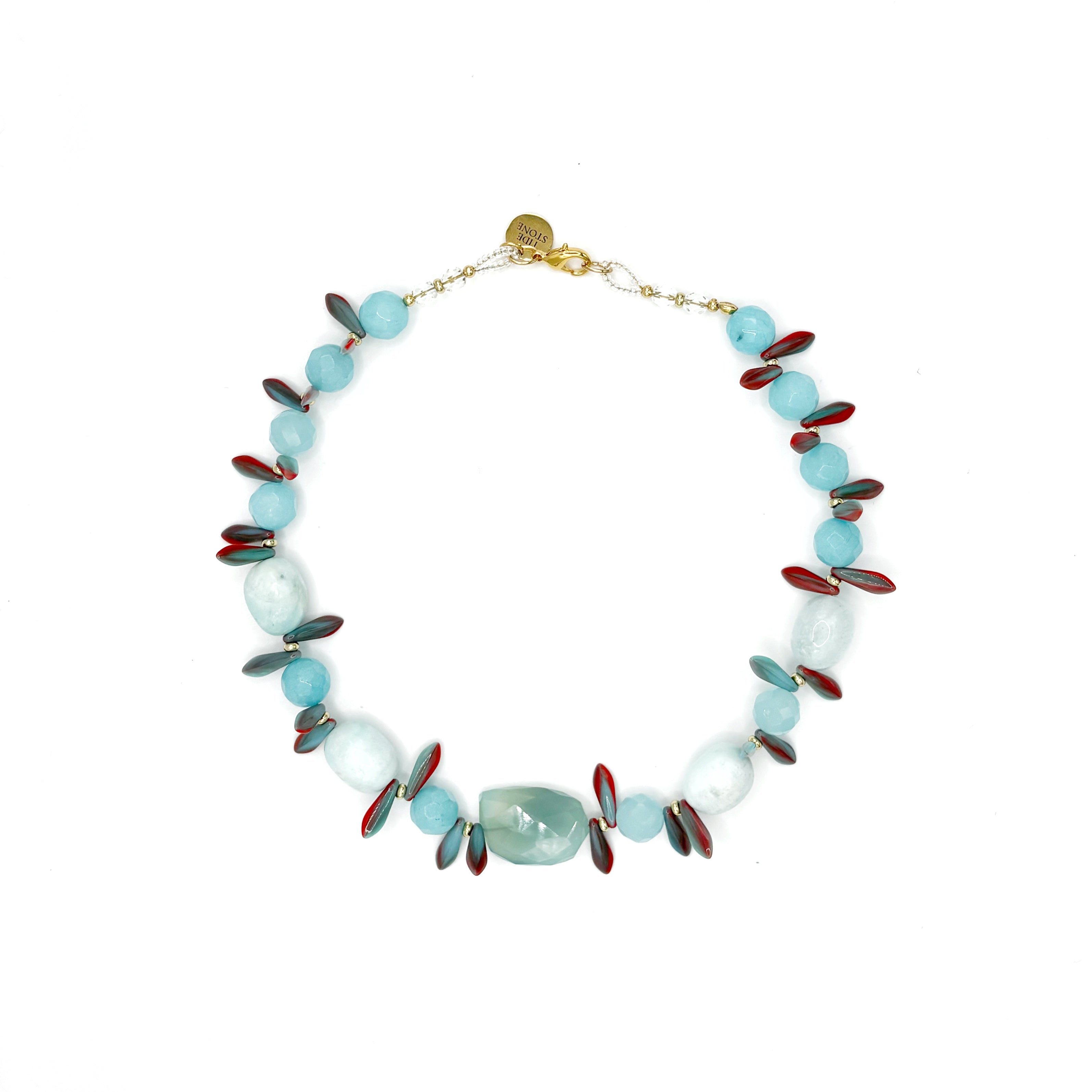 Collar Calma artesanal de calcedonia y cristal azul con detalles rojos — TIDE STONE España