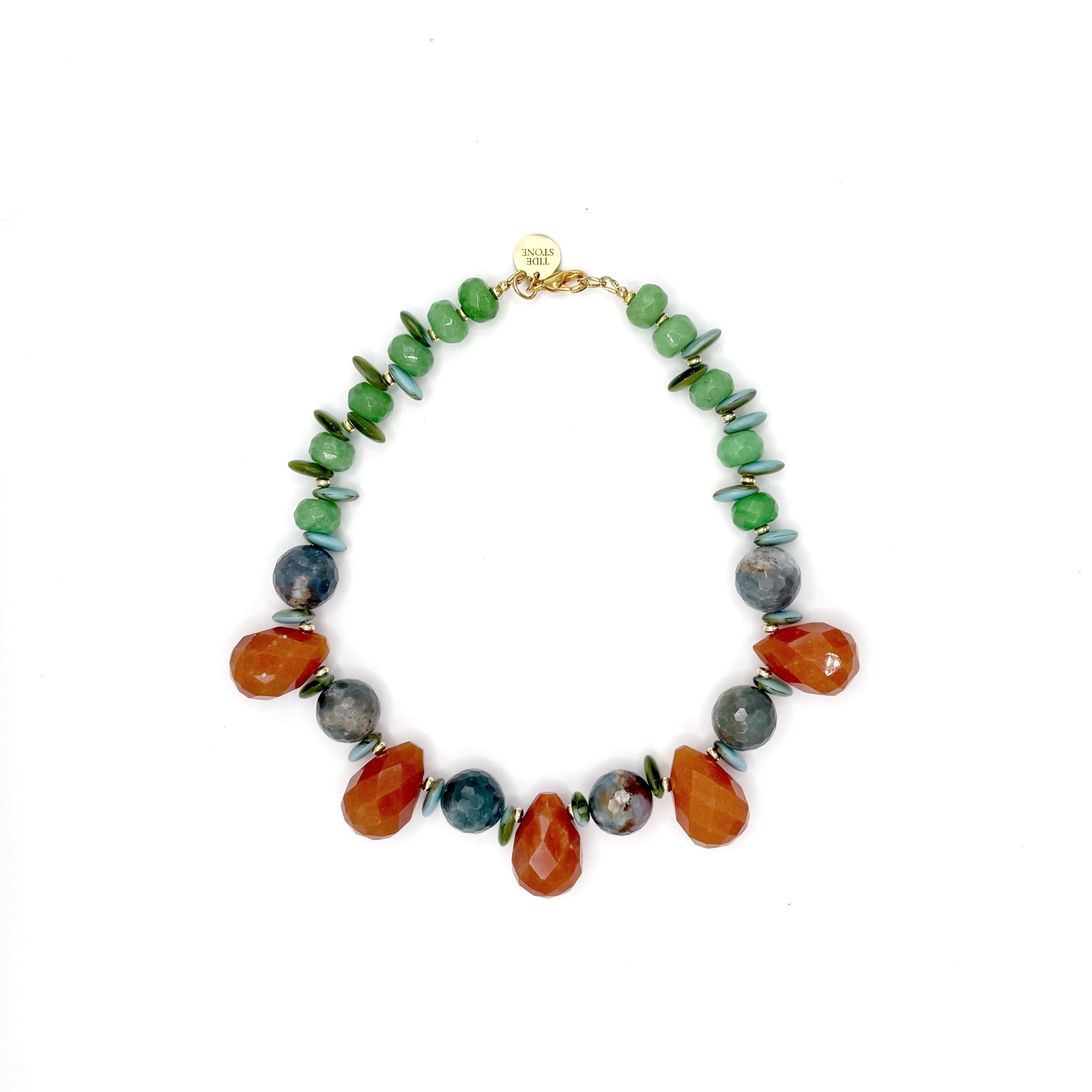 Collar Poniente artesanal de aventurina naranja y piedras semipreciosas verdes — TIDE STONE España