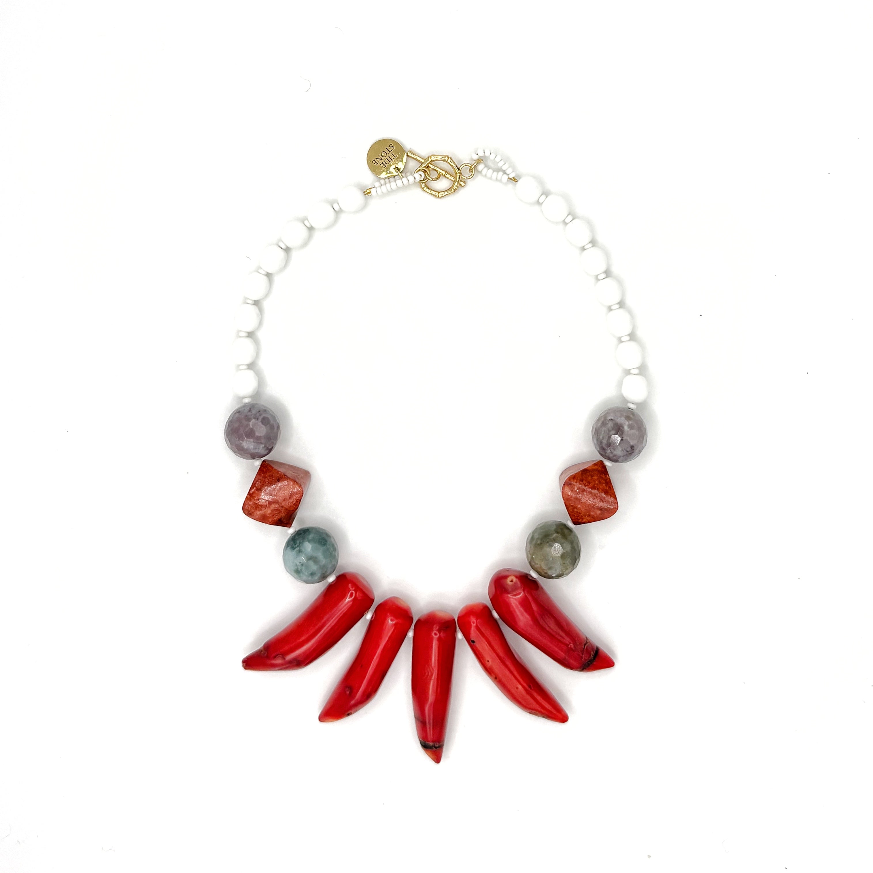 Collar Bajamar artesanal de colmillos de piedra roja y cuentas grises y marrones — TIDE STONE España
