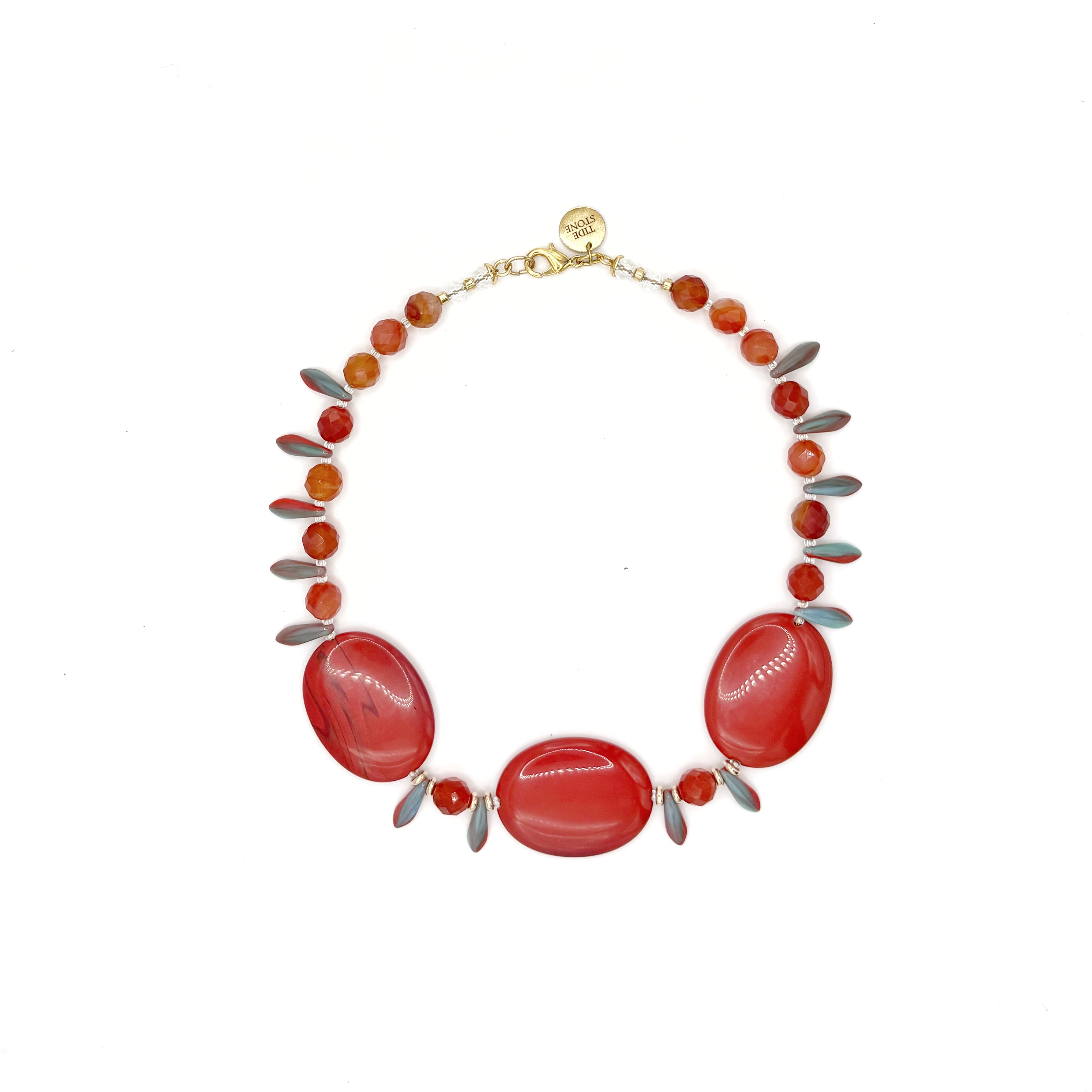 Collar Cangrejo – TideStone, collar artesanal de cornalina roja hecho a mano en España
