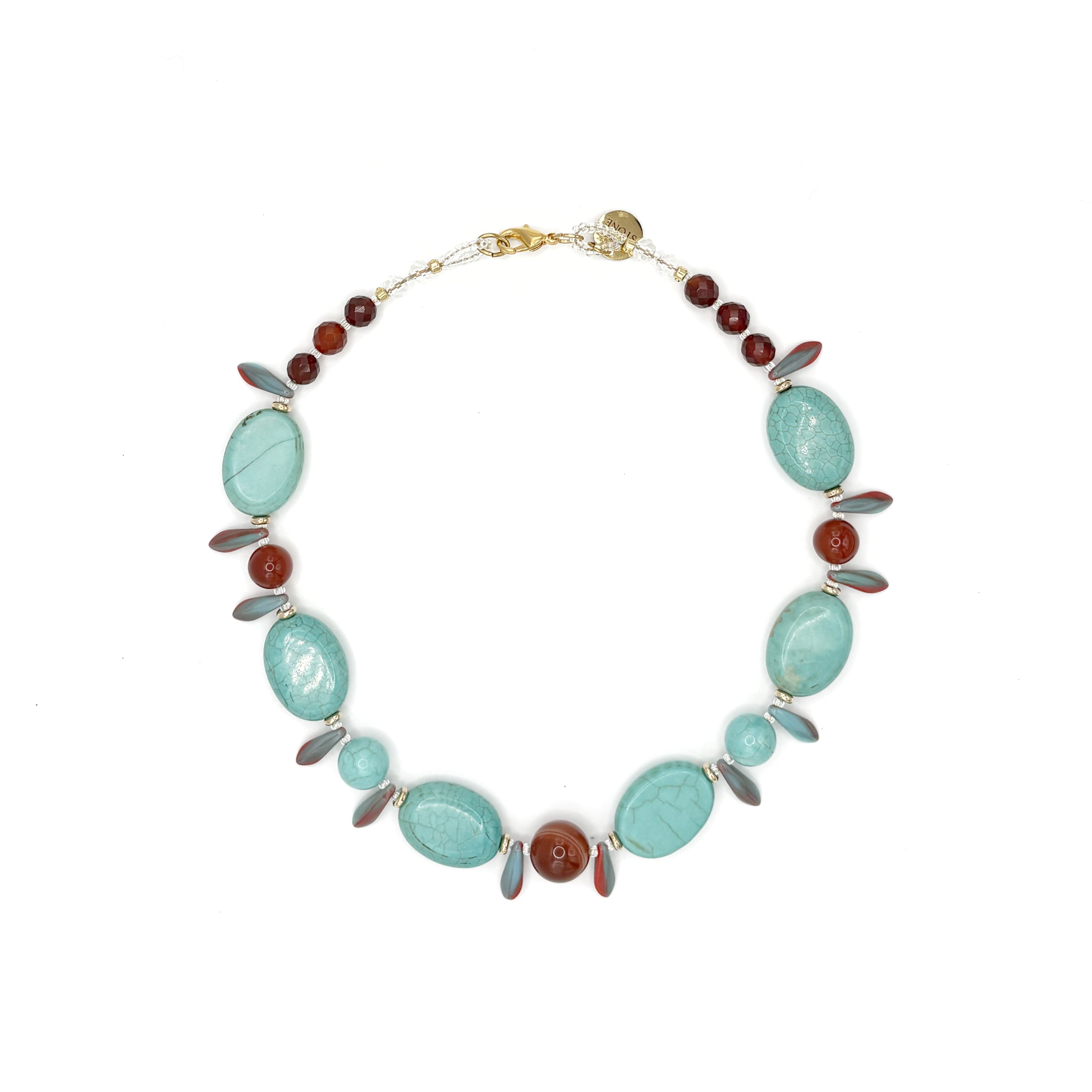 Collar Barlovento – TideStone, collar artesanal de howlita turquesa y granate hecho a mano en España