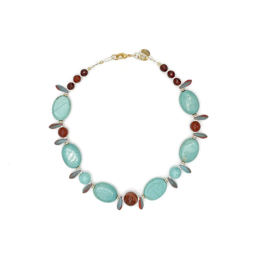 Collar Barlovento – TideStone, collar artesanal de howlita turquesa y granate hecho a mano en España