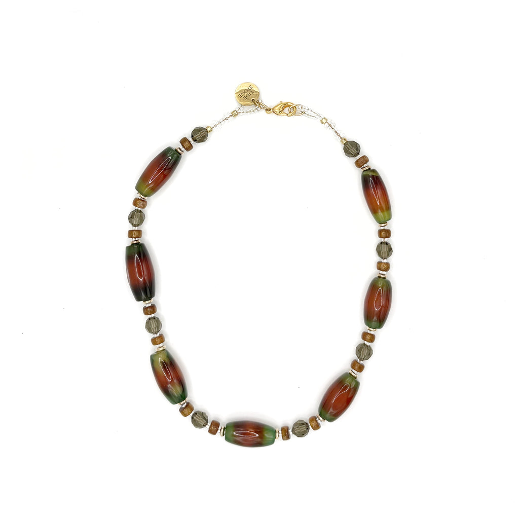 Collar Quelpo – TideStone, collar artesanal de ágata bicolor verde y marrón hecho a mano en España