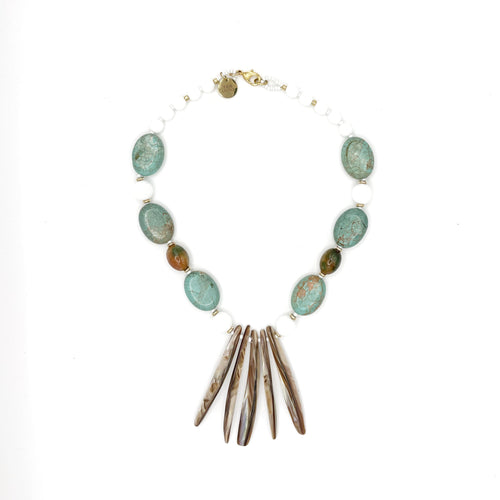 Collar Abanico – TideStone, collar artesanal de howlita turquesa y nácar hecho a mano en España