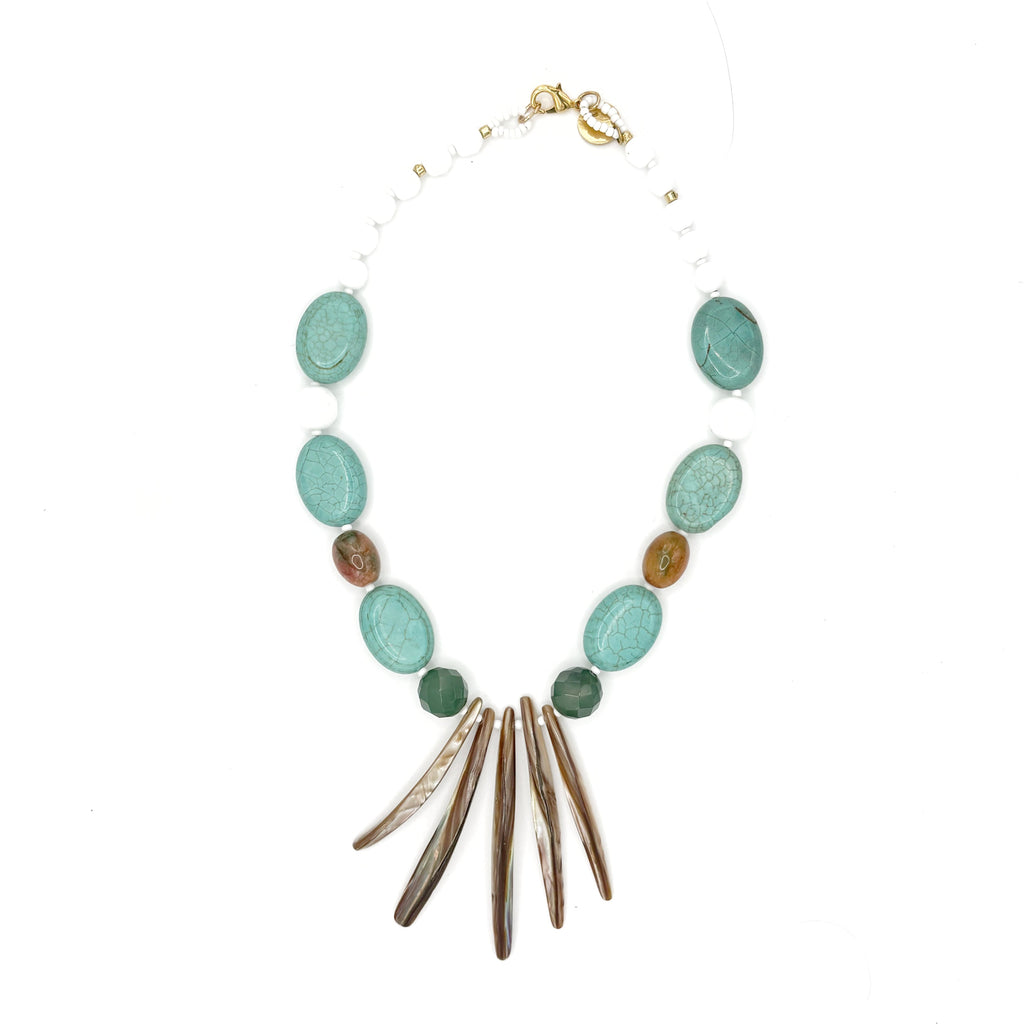 Collar Estuario – TideStone, collar artesanal de howlita turquesa, nácar y ágata verde hecho a mano en España