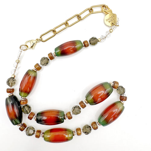 Alargador de collares de acero inoxidable dorado enganchado al cierre de un collar – TideStone