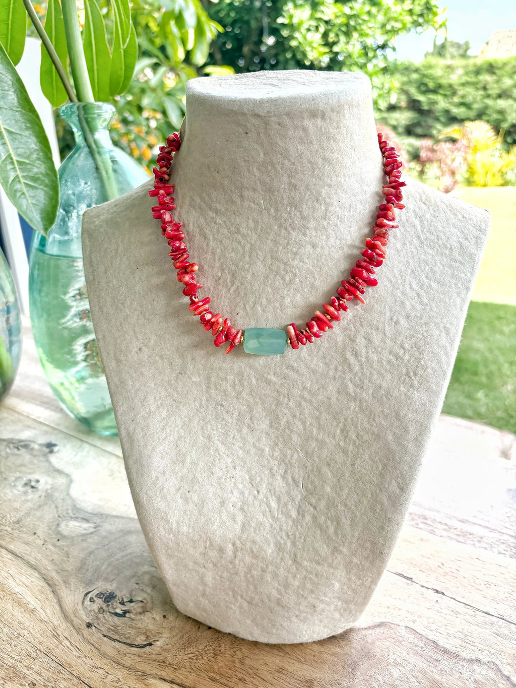 Collar Arrecife de coral bambú teñido de rojo y calcedonia azul en busto – TideStone