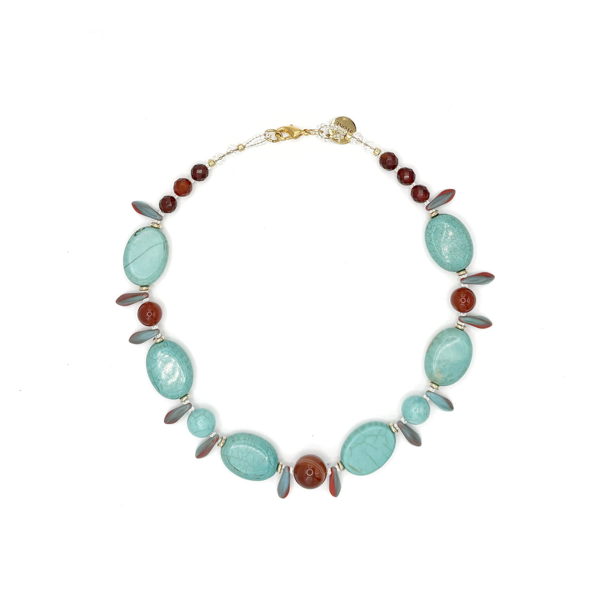Collar Barlovento de howlita teñida en tono turquesa y ágata granate, hecho a mano – TideStone