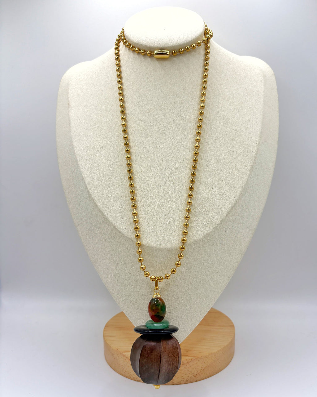 Collar Cacao de cadena de acero inoxidable dorado y colgante de madera tallada en busto – TideStone