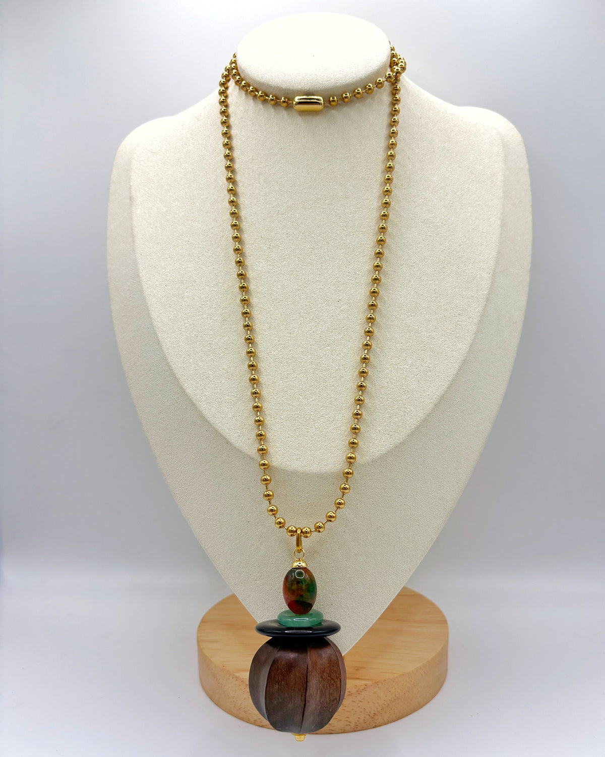 Collar Cacao de cadena de acero inoxidable dorado y colgante de madera tallada en busto – TideStone