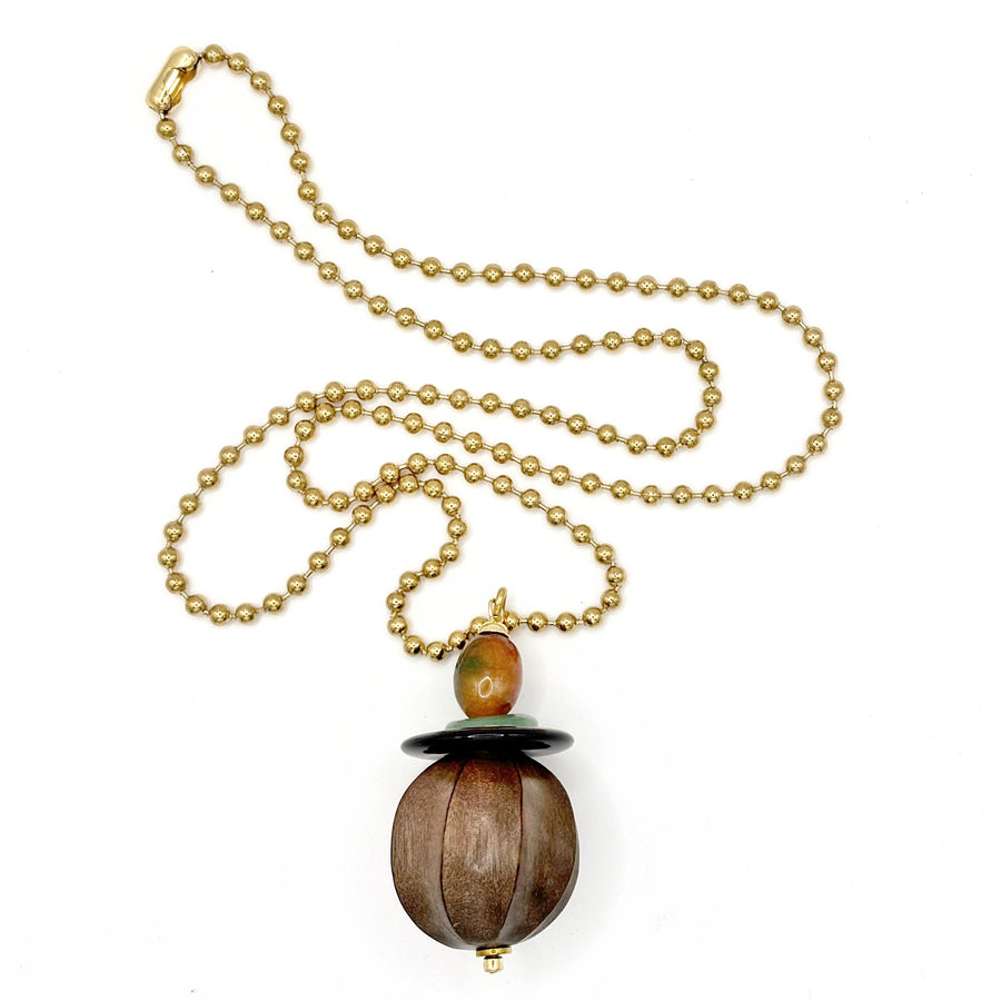 Collar Cacao con cadena de bolitas en acero inoxidable dorado y colgante de madera tallada en gajos, jade y ágata negra, hecho a mano – TideStone