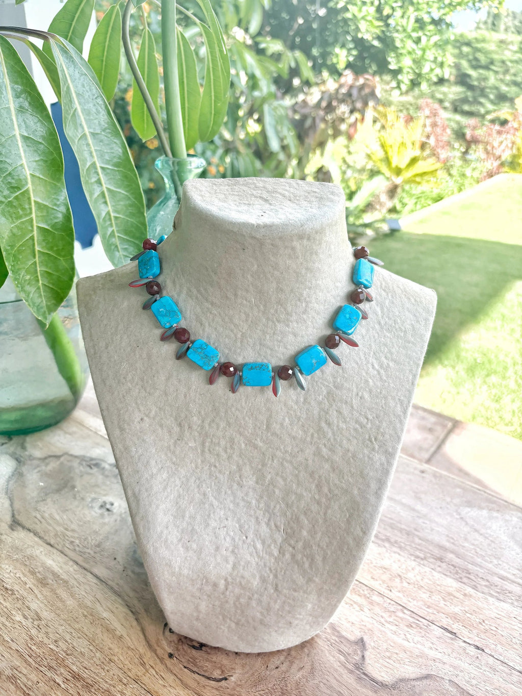 Collar Cala de howlita teñida, cristal checo y cornalina en busto – TideStone