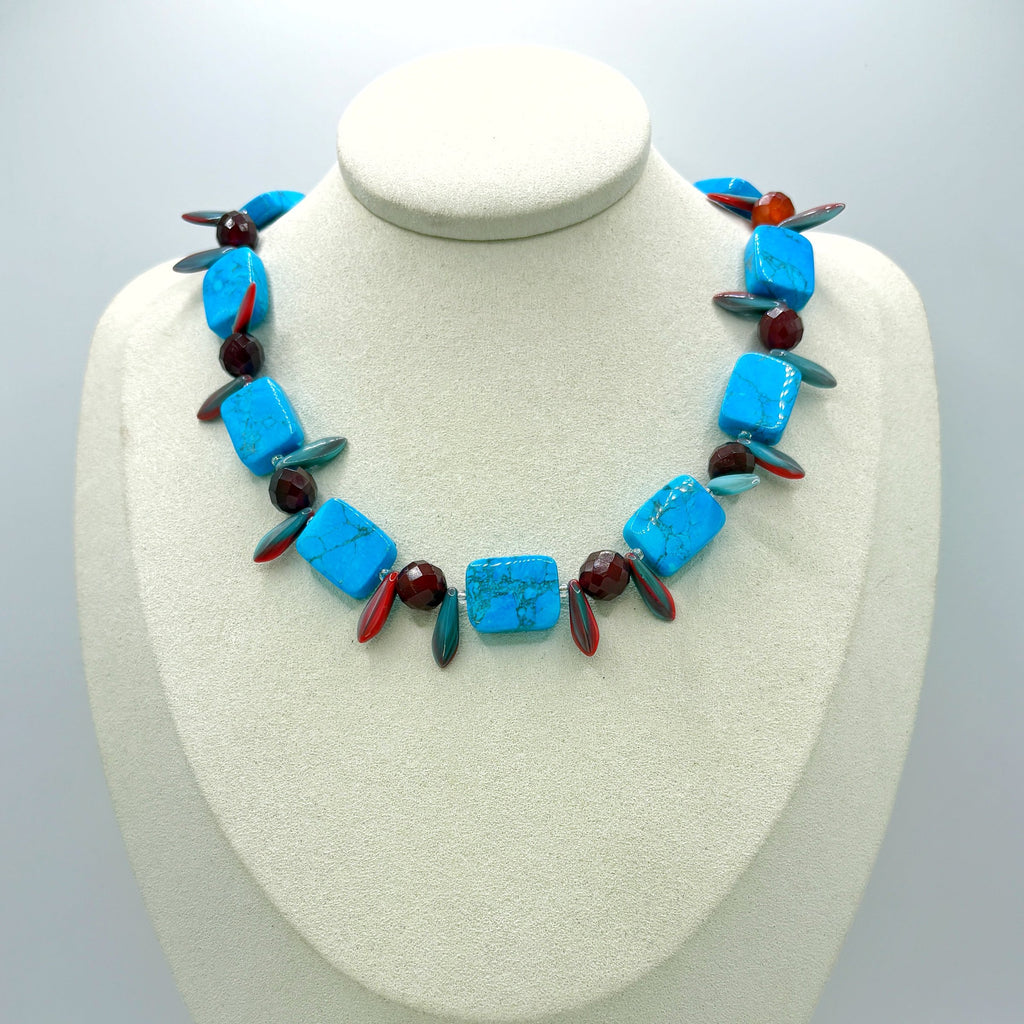 Collar Cala de howlita teñida en tono turquesa y cristal checo en busto blanco – TideStone