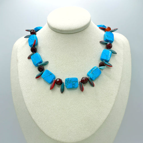 Collar Cala de howlita teñida en tono turquesa y cristal checo en busto blanco – TideStone