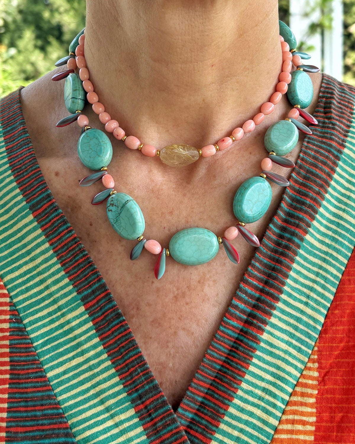 Collar Calita de howlita teñida y coral bambú teñido junto al Collar Posidonia, hechos a mano – TideStone
