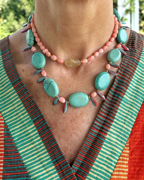Collar Calita de howlita teñida y coral bambú teñido junto al Collar Posidonia, hechos a mano – TideStone