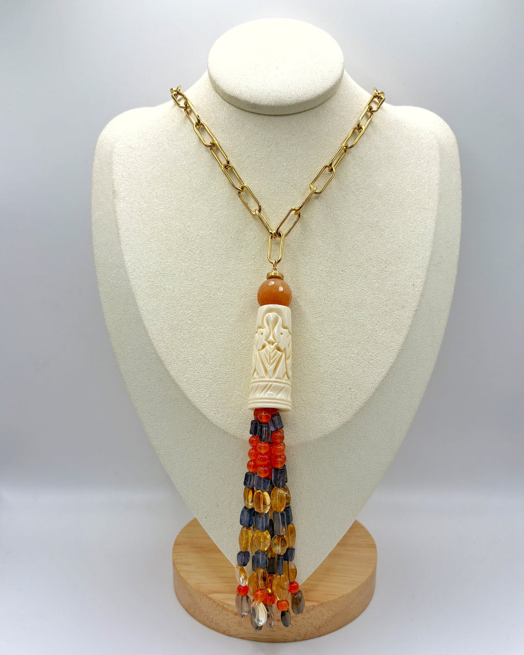 Collar Cascada con borla de cornalina, citrino e iolita en busto – TideStone