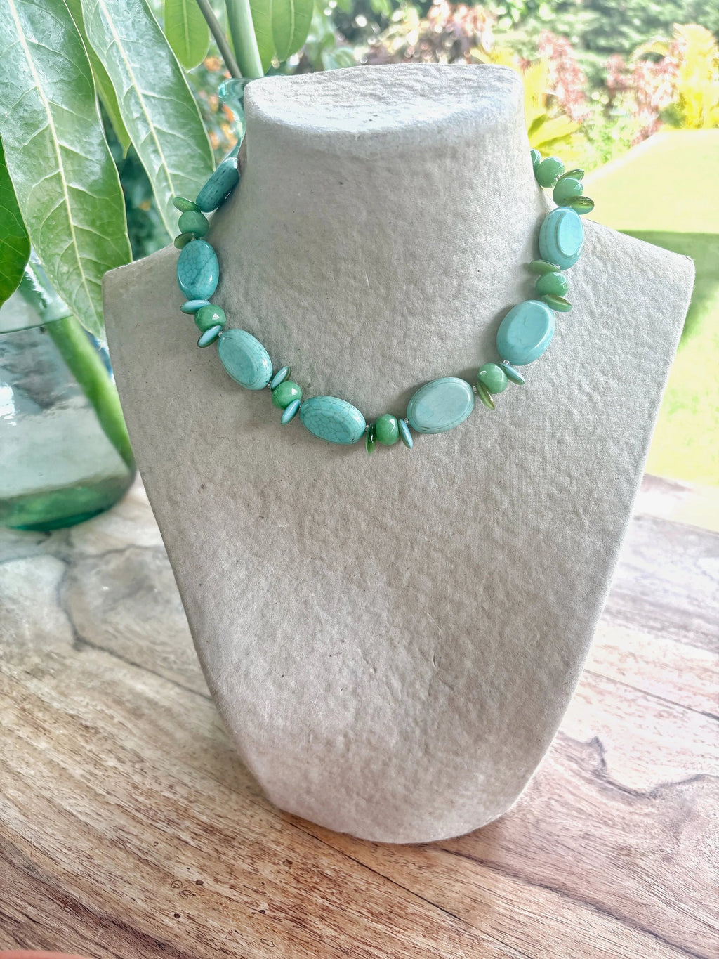 Collar Cíes de howlita teñida en tono turquesa y ágata verde en busto – TideStone