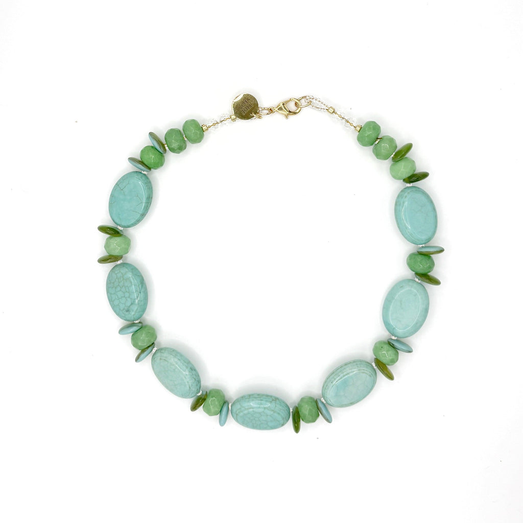 Collar Cíes de howlita teñida en tono turquesa, cristal checo y ágata verde, hecho a mano – TideStone