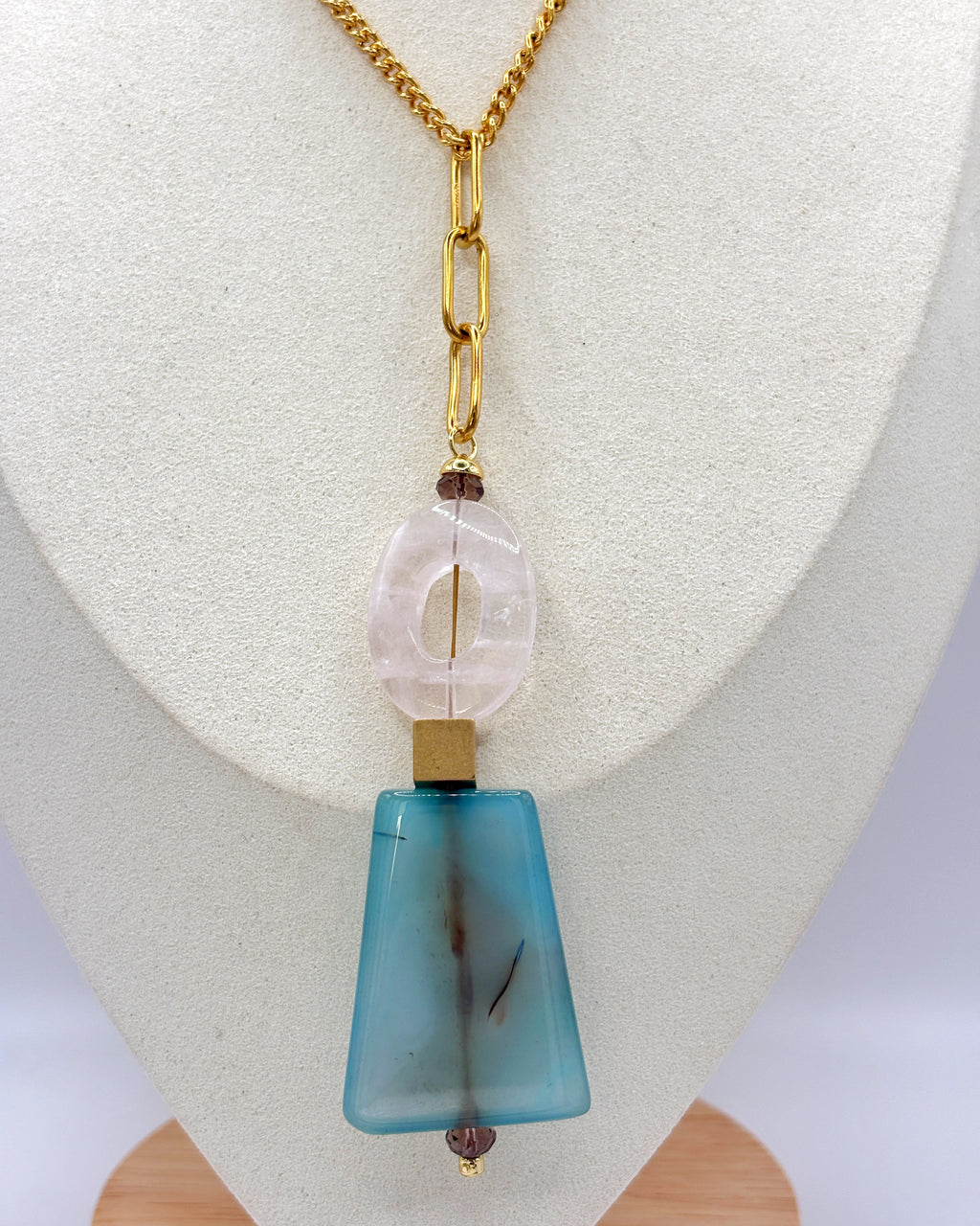 Primer plano del Collar Colgante Espuma de cuarzo rosa y ágata teñida en busto – TideStone