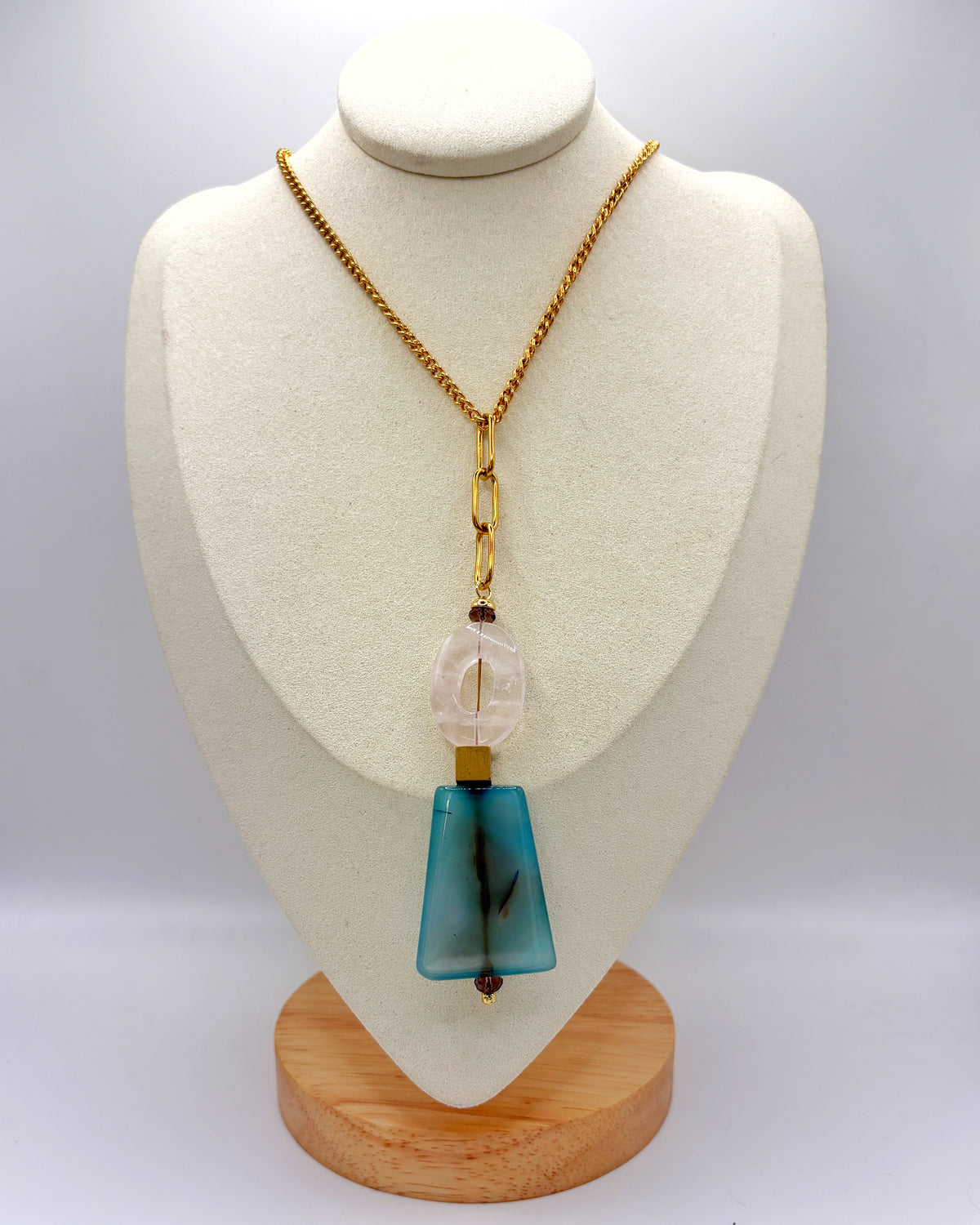 Collar Colgante Espuma de cuarzo rosa y ágata teñida en tono celeste en busto – TideStone