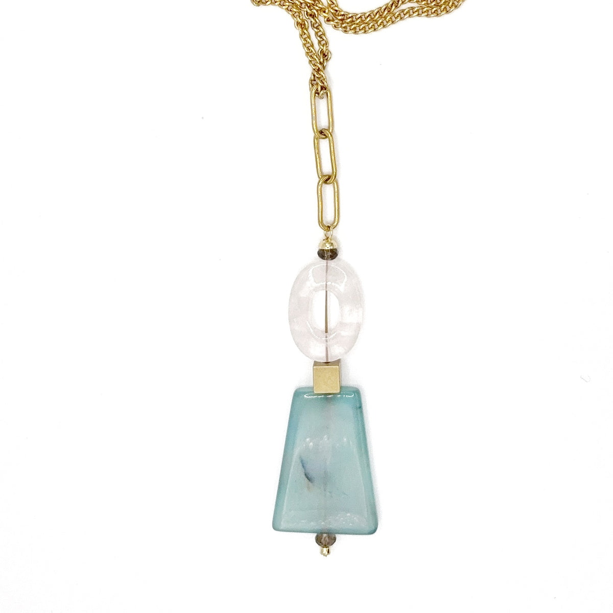 Colgante de cuarzo rosa y ágata teñida en tono celeste del Collar Colgante Espuma sobre fondo blanco – TideStone