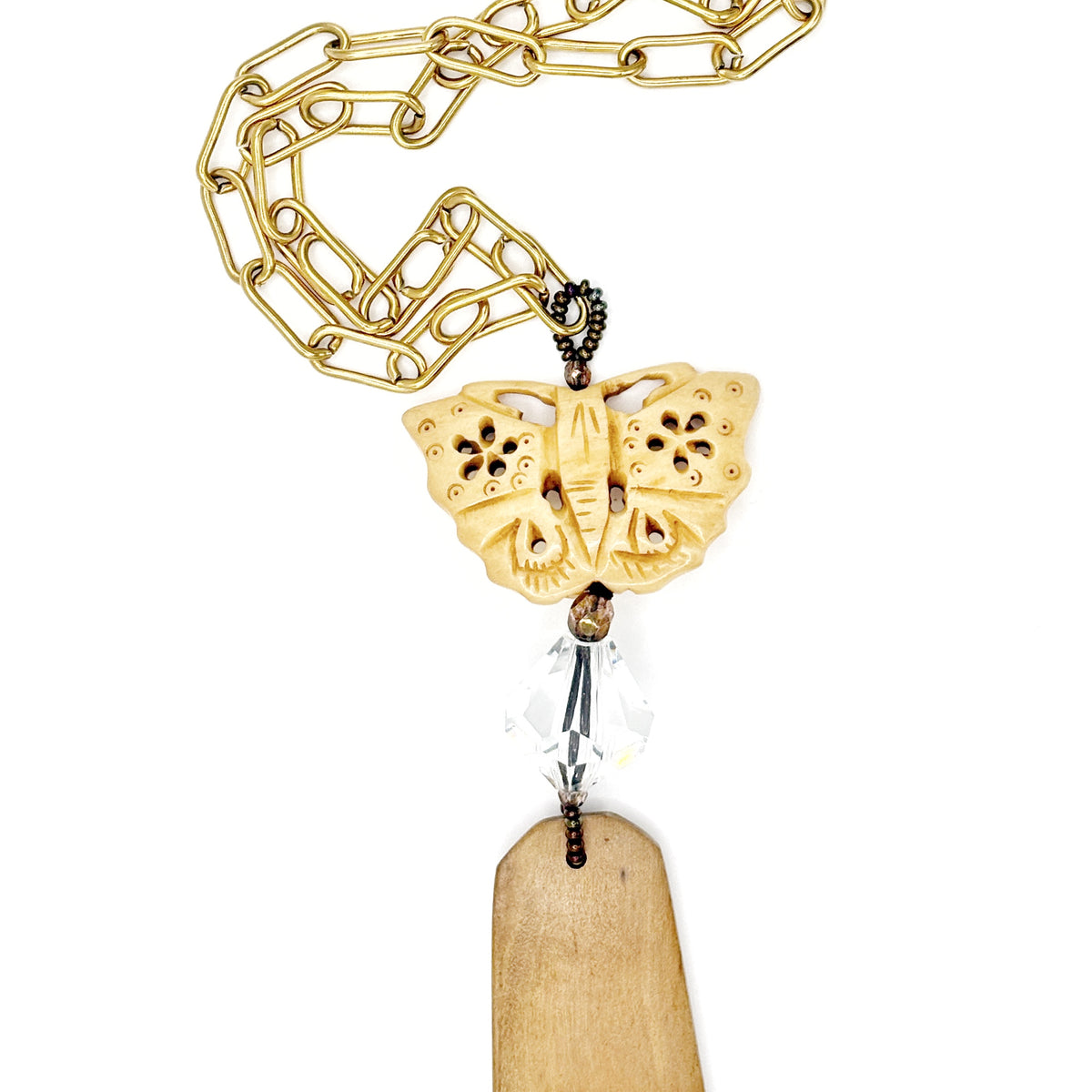 Detalle del Collar Colgante Mariposa de hueso tallado y cristal – TideStone