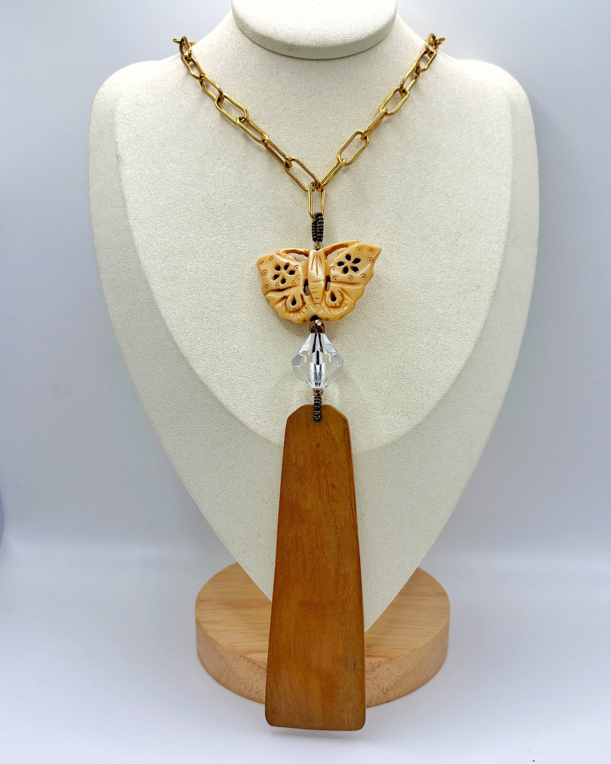 Collar Colgante Mariposa de hueso tallado y cristal en busto – TideStone