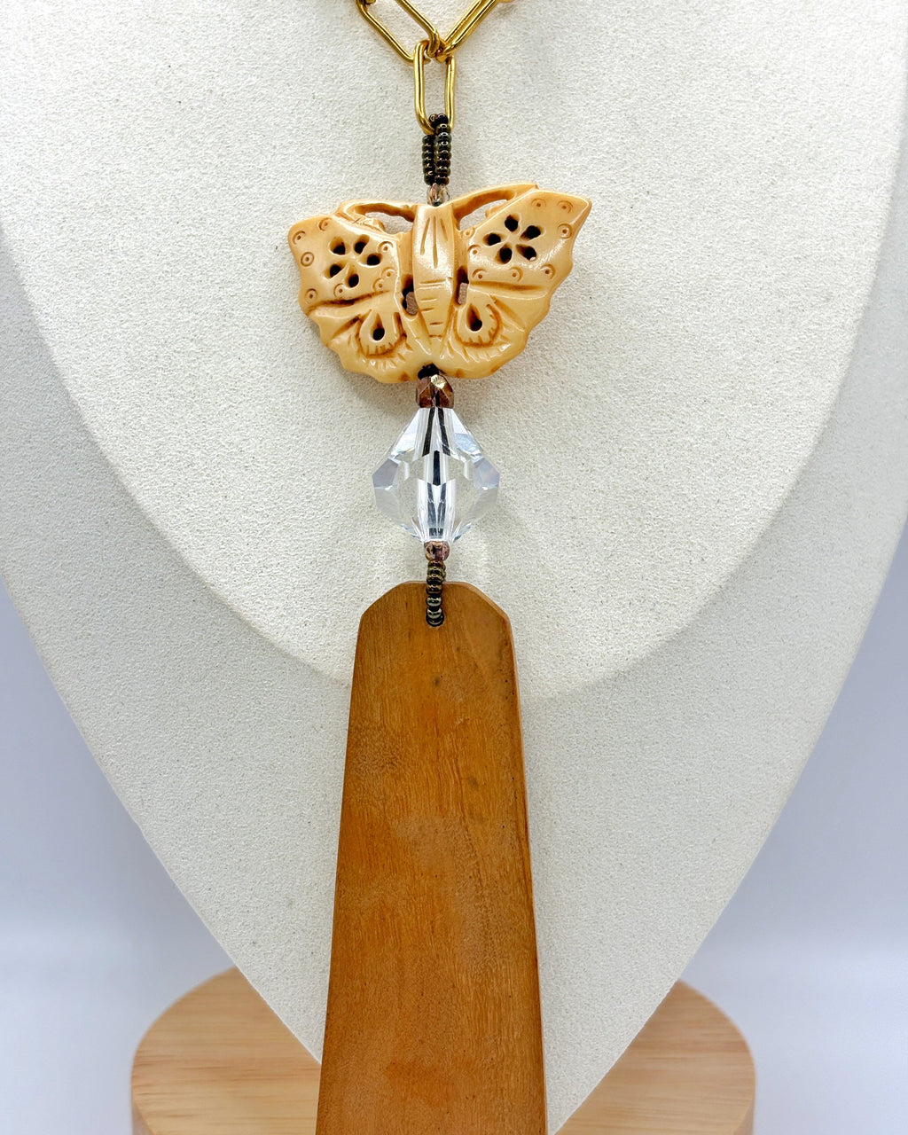Primer plano de la mariposa de hueso tallado del Collar Colgante Mariposa – TideStone
