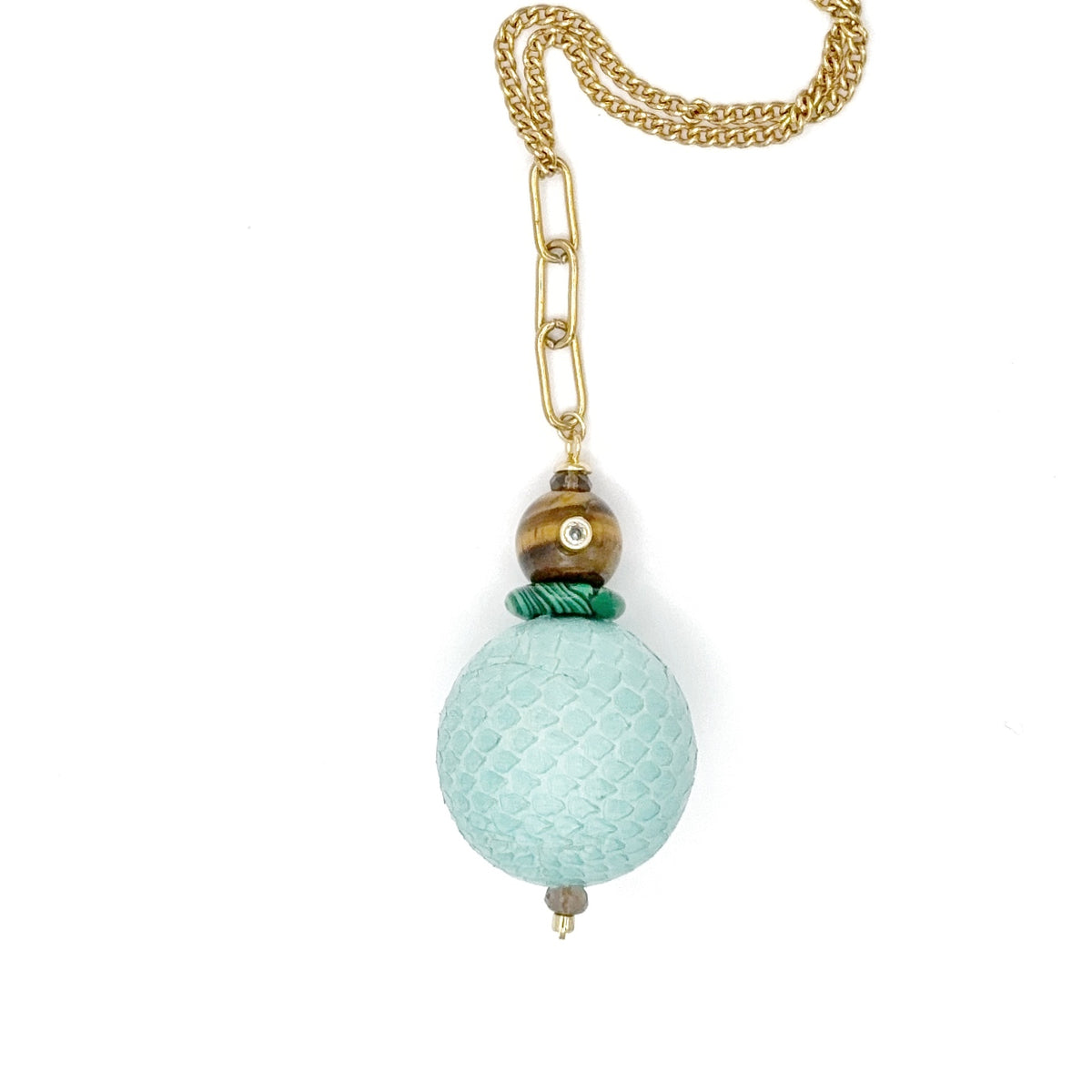 Detalle de la esfera de madera forrada en piel de serpiente teñida verde agua del Collar Colgante Menta – TideStone