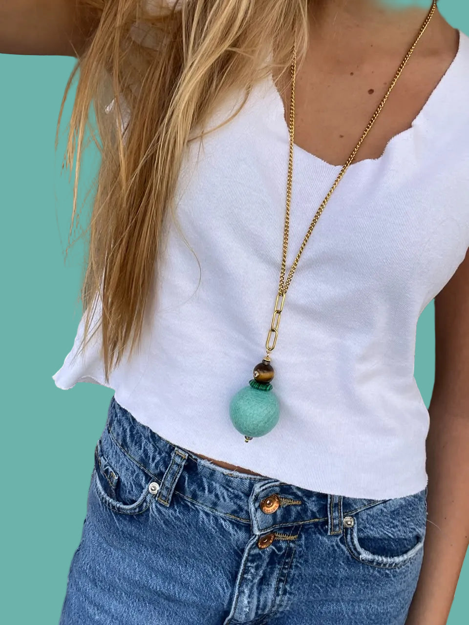 Collar Colgante Menta con esfera de piel de serpiente teñida puesto con camiseta blanca y vaqueros – TideStone