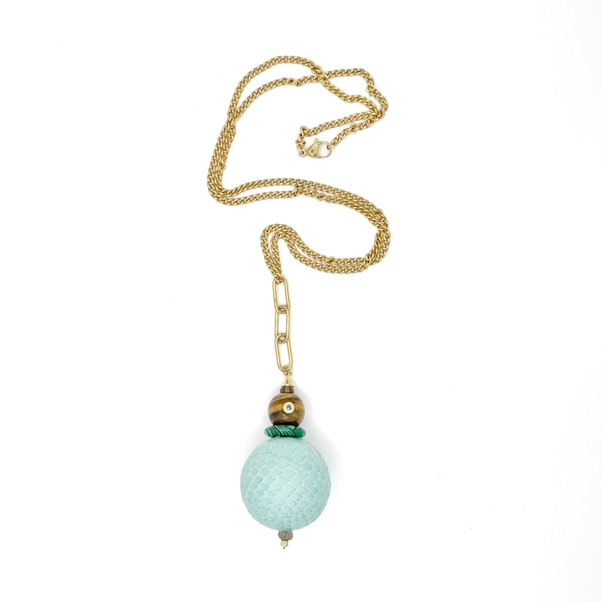 Collar Colgante Menta de ojo de tigre, malaquita y esfera de madera forrada en piel de serpiente teñida, hecho a mano – TideStone