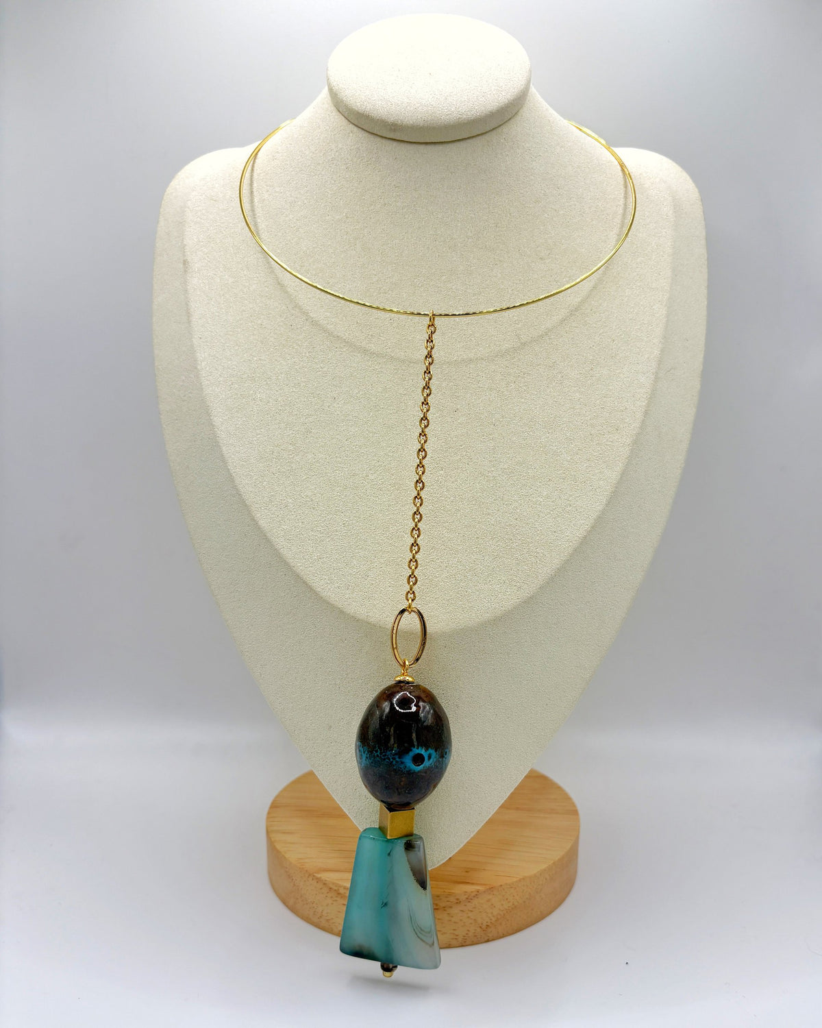 Collar Colgante Océano de cerámica y ágata teñida en azul en busto – TideStone