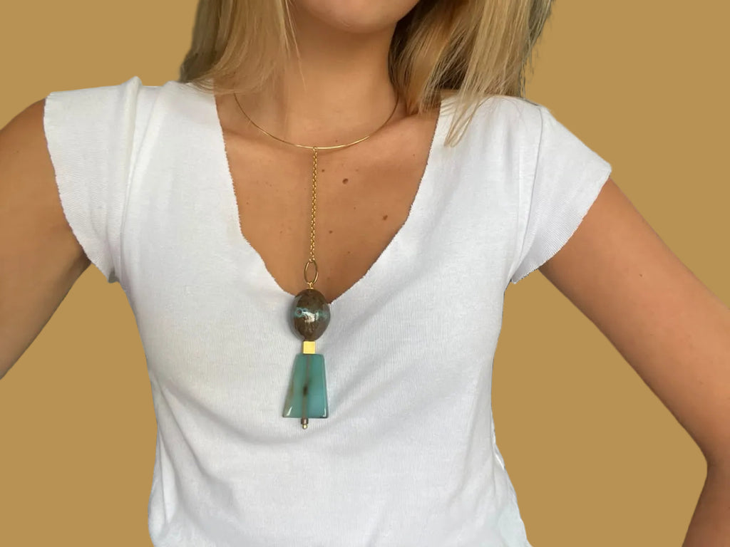 Collar Colgante Océano de cerámica y ágata teñida puesto con camiseta blanca – TideStone
