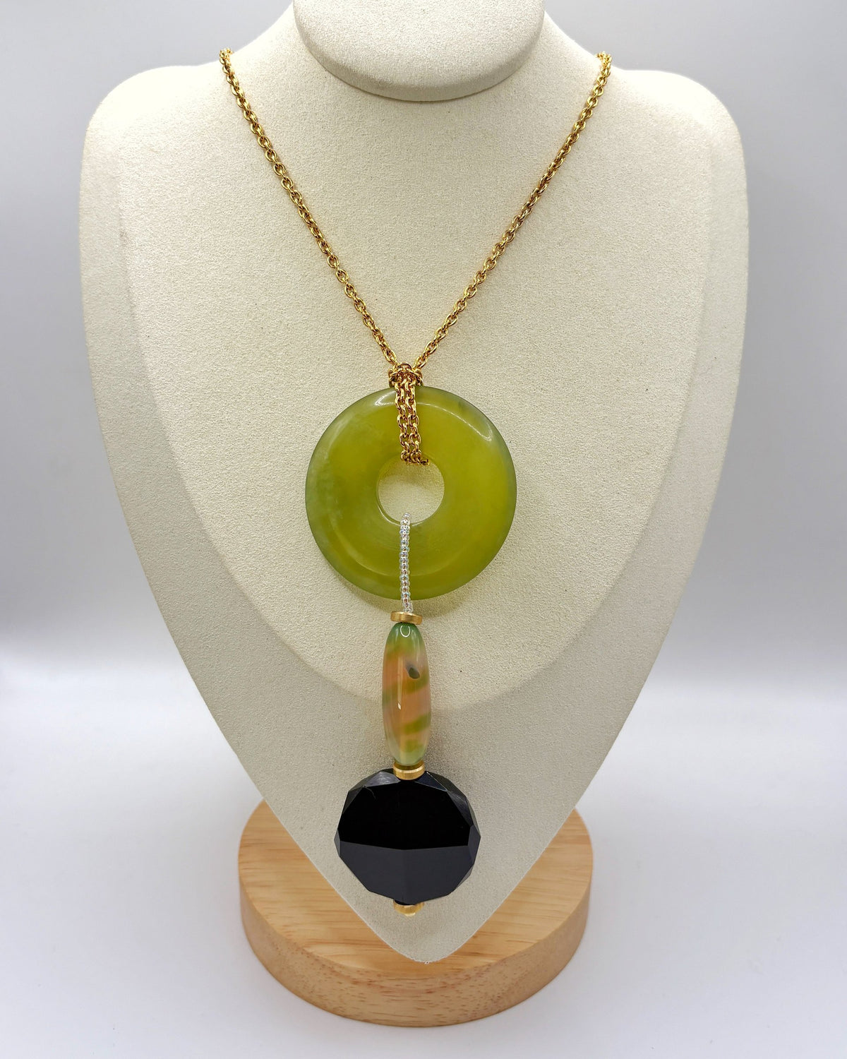 Collar Donut Pistacho de jade pistacho y ónix en busto – TideStone
