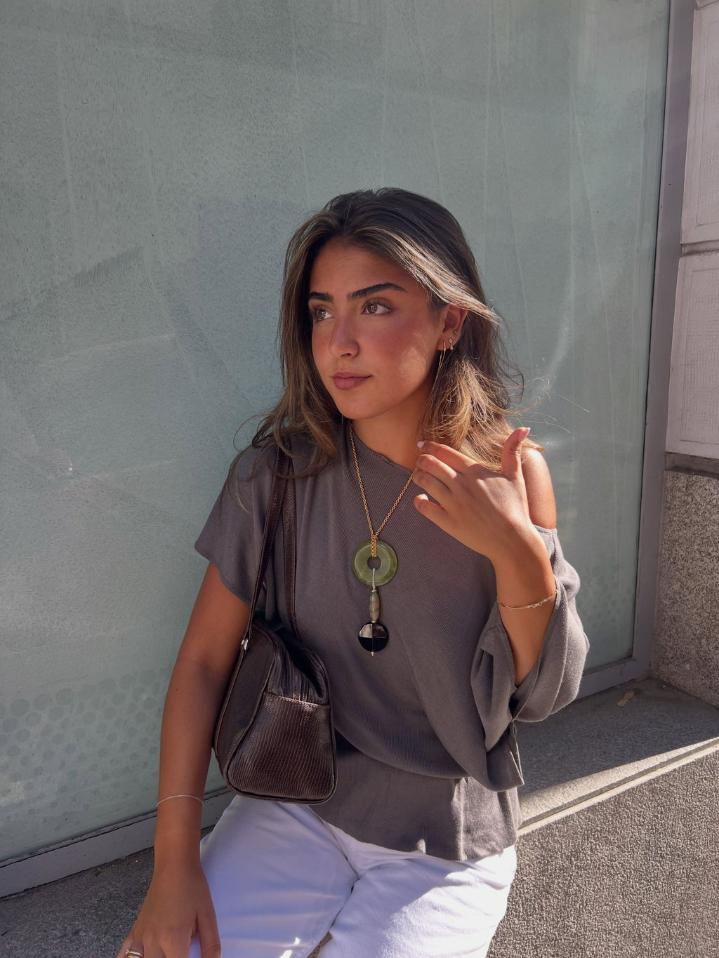 Collar Donut Pistacho de jade pistacho y ónix puesto con camiseta gris – TideStone